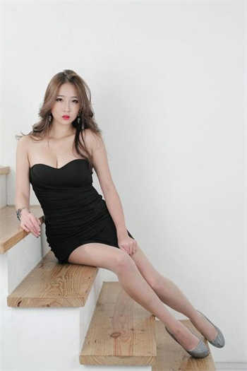 男人把美女按到床上糟蹋