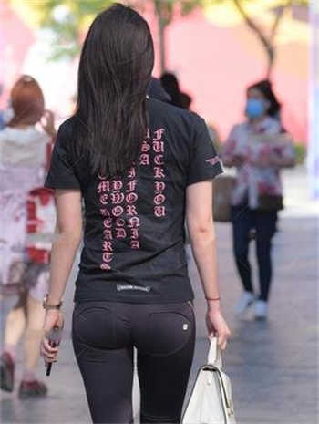 大姐和三姐坐在我腿上