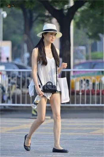 十四岁女孩和四个男孩