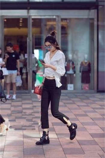 女犯戴脚铐手铐关禁闭室