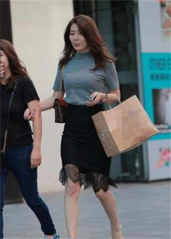 一个女快递员给男的送披萨