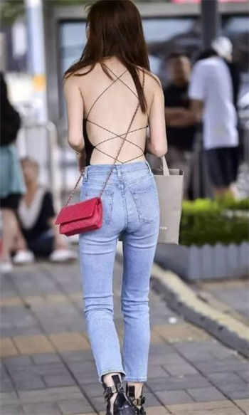 血腥腰斩妹子