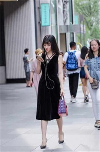 打电话时他恶意的挺了一下