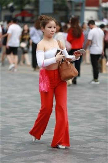 漂亮的女销售如如影视